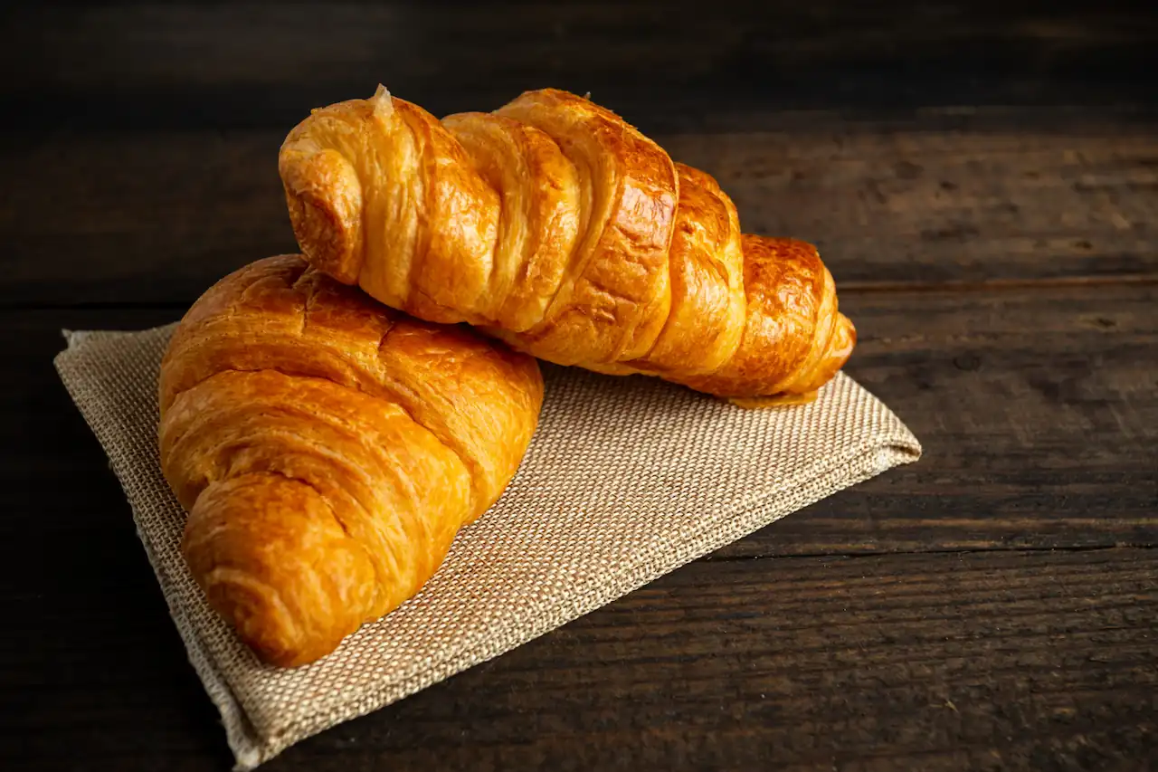 Mengenal Croissant: Asal-Usul, Bentuk, dan Rasanya yang Lezat 2 Croissant berkualitas
