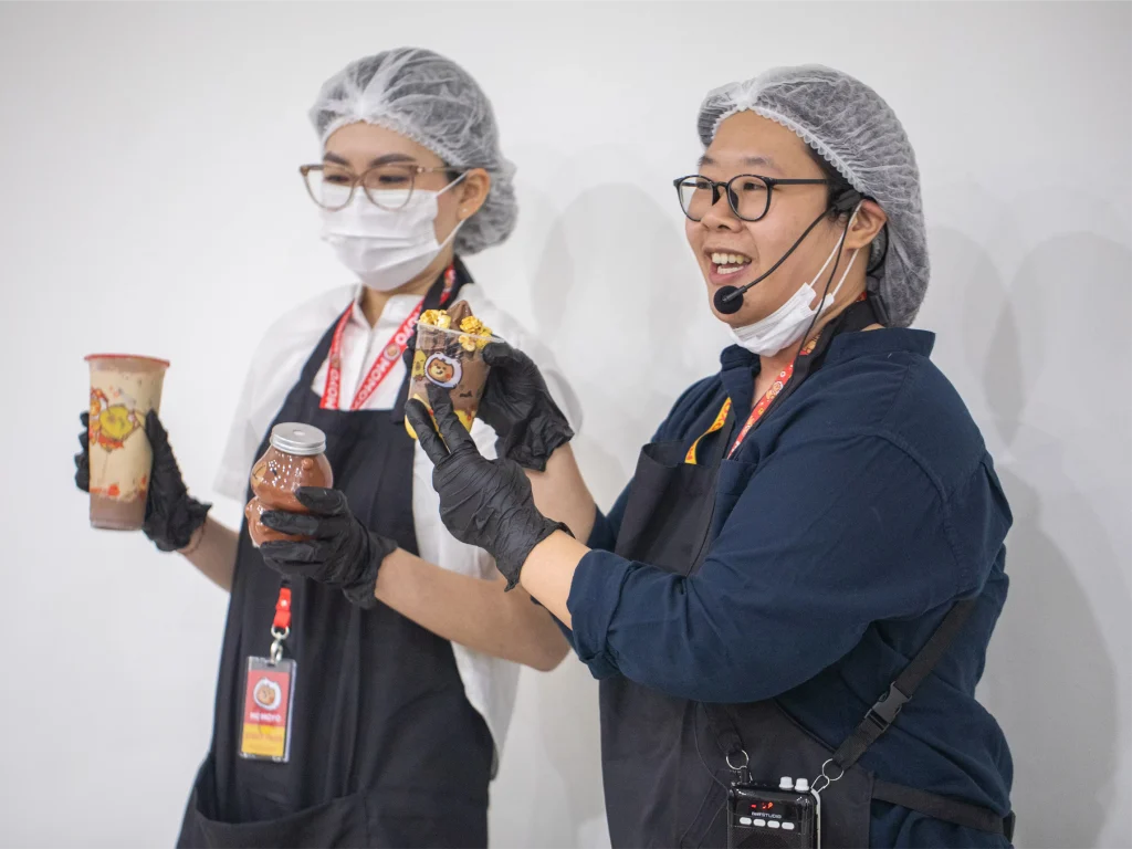 Tim Produk MOMOYO saat menjelaskan rincian masing-masing produk. 