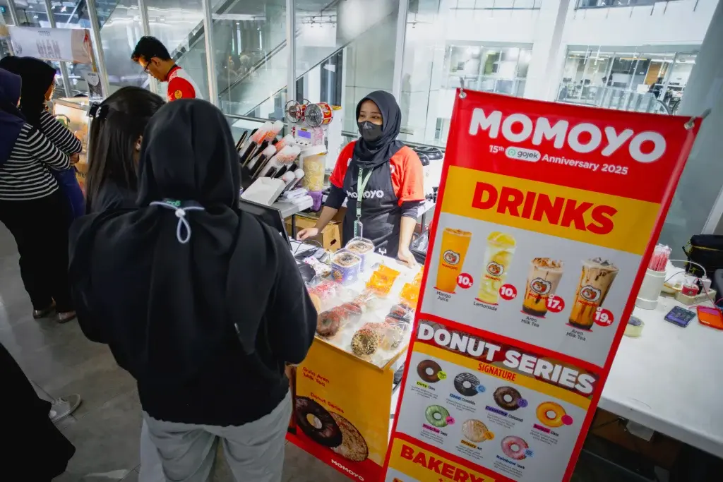 Turut Rayakan Ultah yang ke-15, MOMOYO Buka di Kantor Gojek 2 pelanggan di kantor gojek