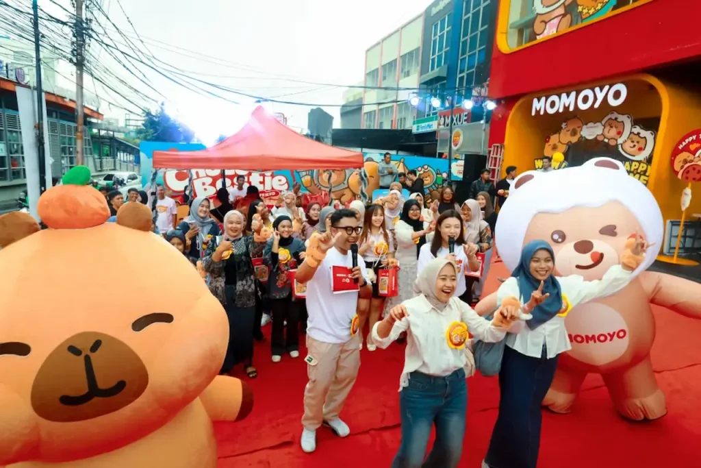 MOMOYO Gandeng Capybara PIMOO, Rilis Menu Baru dan Merchandise Eksklusif! 2 kemeriahan acara peluncuran menu baru MOMOYO x Capybara PIMOO, yang dimeriahkan oleh Willie Salim dan Vilmei, serta para inluencer lokal Indonesia.
