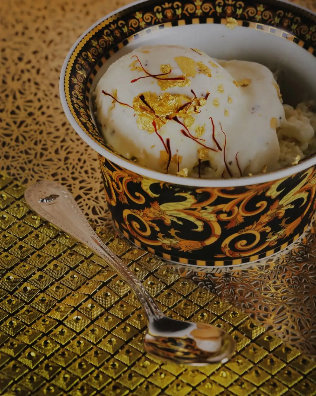 es krim termahal di dunia yang dijual di UAE, bernama Black Diamond