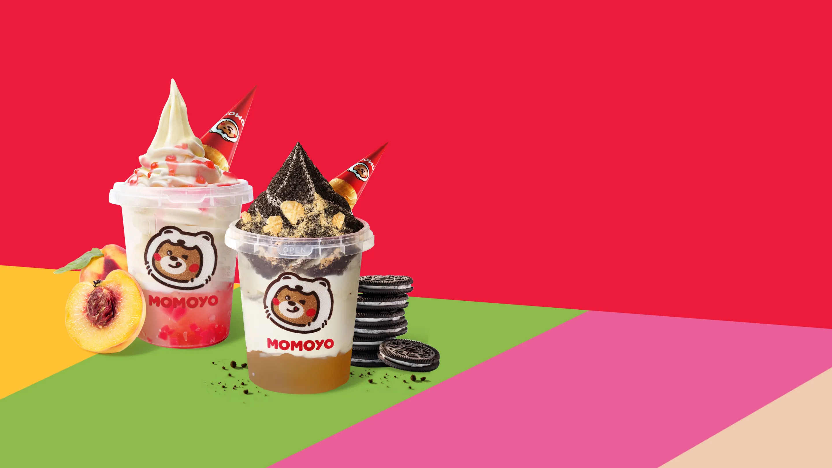 ilustrasi foto produk jumbo Ice Cream Momoyo. dua cup dengan masing-masing varian, oreo (kanan), dan peach (kiri).